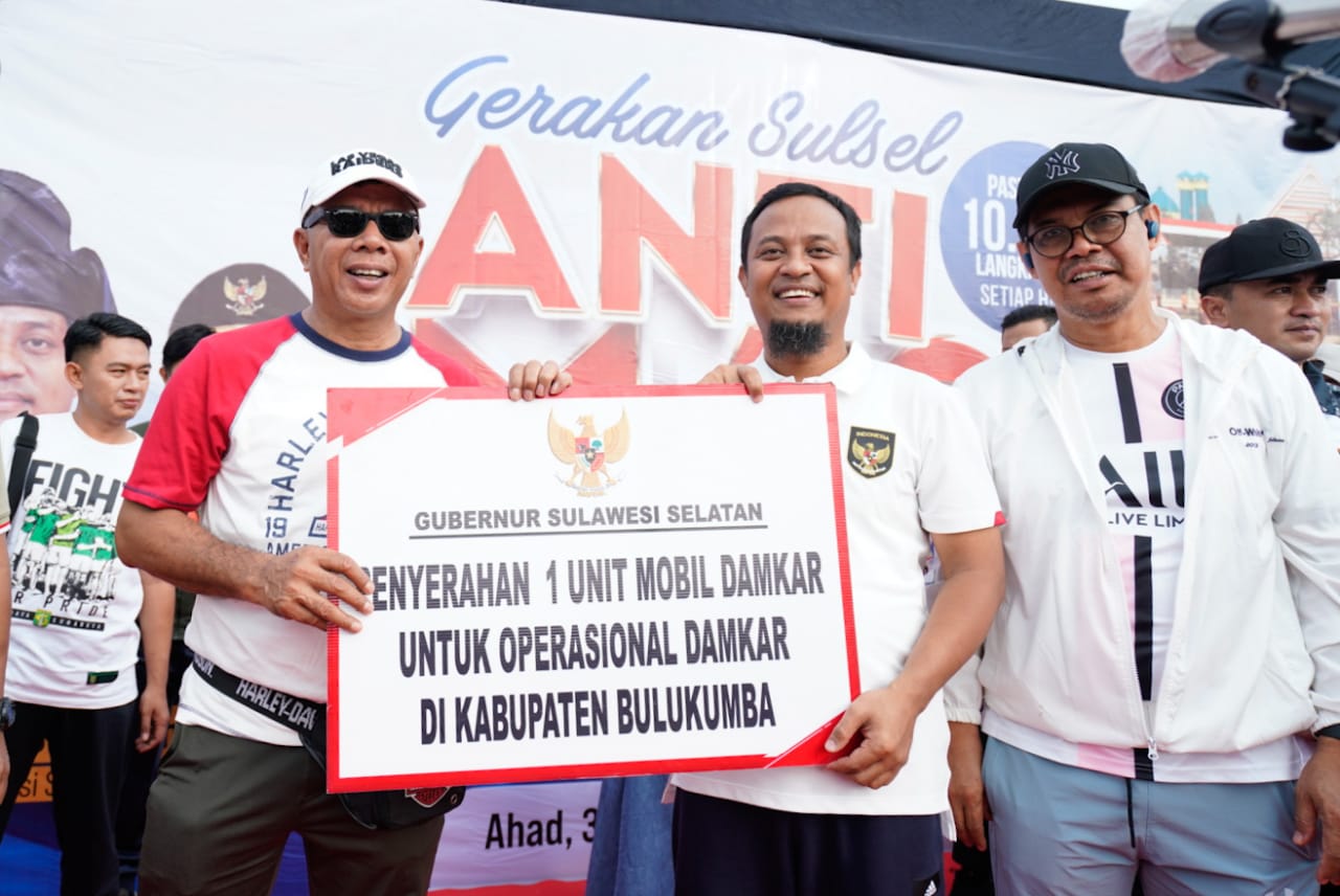Gerakan Anti Mager di Bulukumba, Andi Sudirman Serahkan Bantuan Mobil Damkar